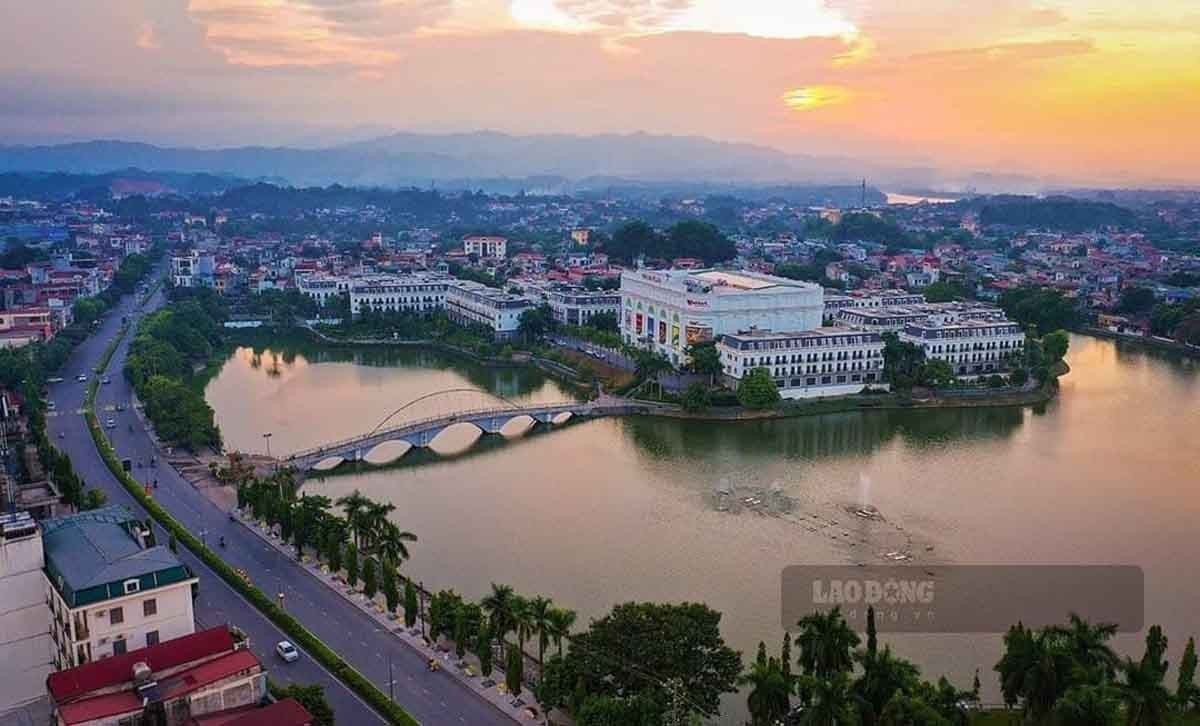 Tối 24.9.2023, thành phố Yên Bái đón Huân chương Lao động hạng Nhì và công bố quyết định công nhận đô thị loại II của Thủ tướng Chính phủ.