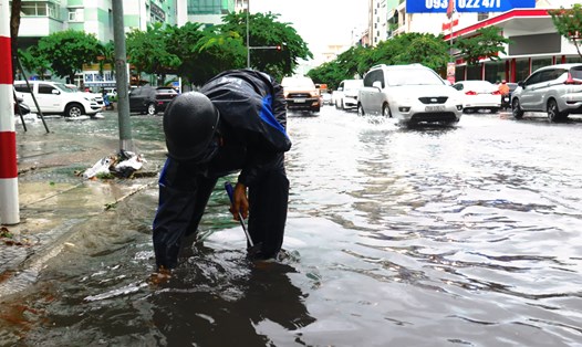 Nhiều đường phố Đà Nẵng bị ngập nặng sau trận mưa kéo dài sáng 25.9. Ảnh: An Thượng