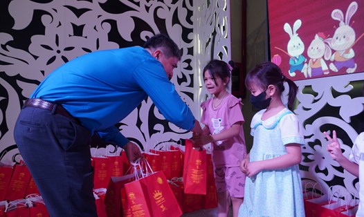 Ông Nguyễn Thanh Sơn - Chủ tịch Công đoàn các Khu công nghiệp trao quà trung thu cho các em thiếu nhi. Ảnh: Thành An