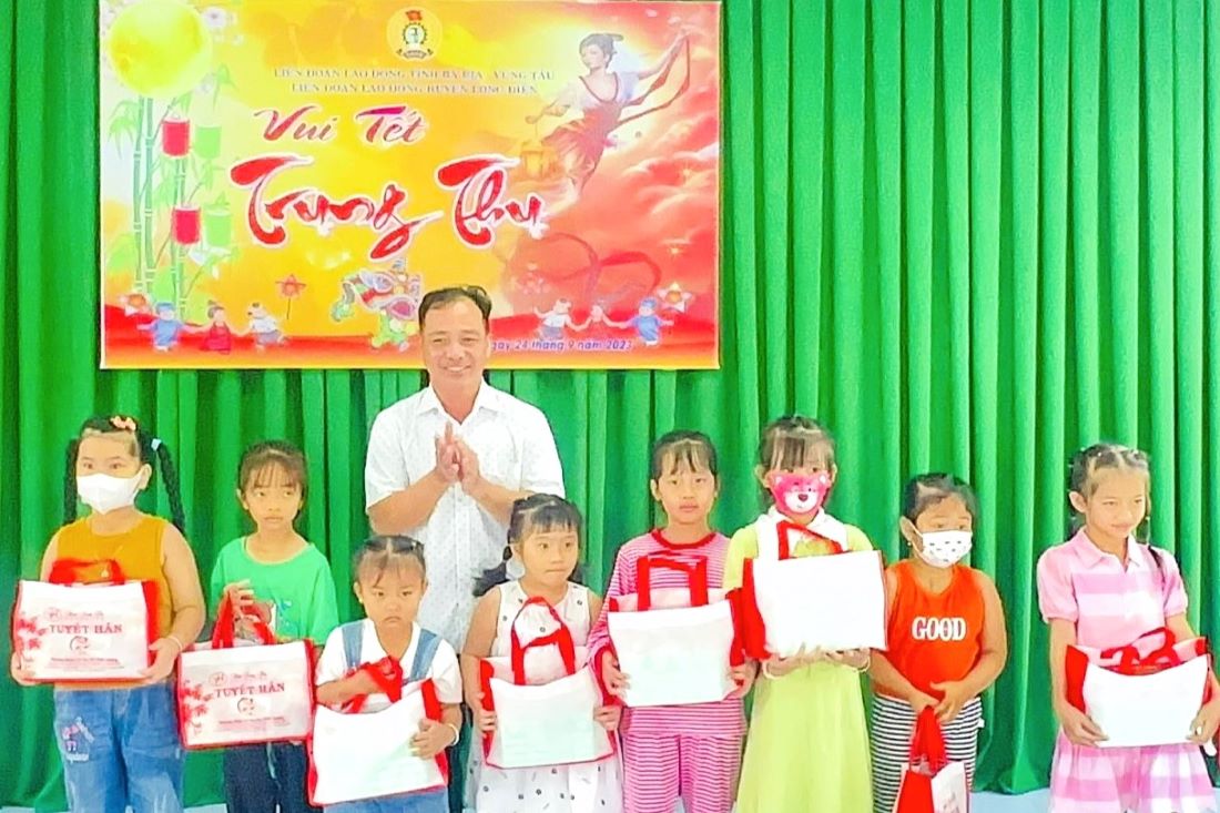 LĐLĐ huyện Long Điền trao quà cho các em thiếu nhi trên địa bàn. Ảnh: Nguyễn Tuyền