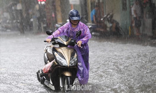 Áp thấp nhiệt đới gây mưa lớn khu vực Trung Bộ. Ảnh: Tô Thế
