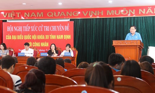 Đoàn Đại biểu Quốc hội tỉnh Nam Định đối thoại với công nhân lao động vào tháng 5.2023. Ảnh: Công đoàn Nam Định