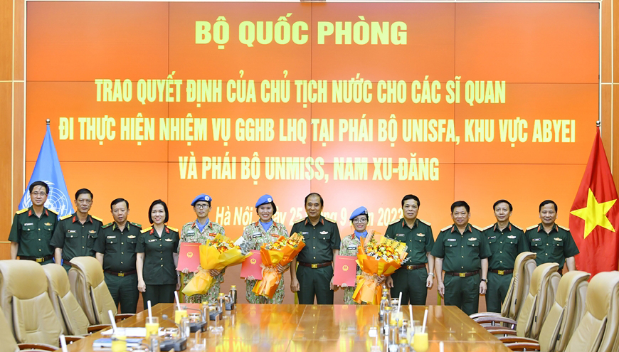  Thượng tướng Phùng Sĩ Tấn trao Quyết định của Chủ tịch nước cho các sĩ quan. Ảnh: Tuấn Huy/QĐND