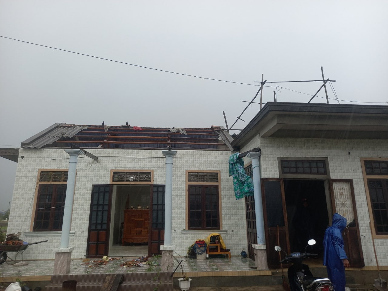 Ông Nguyễn Văn Khoa, Chủ tịch UBND xã Quảng Thành, huyện Quảng Điền cũng cho biết, trên địa bàn xã có 3 thôn bị ảnh hưởng do lốc xoáy, khiến khoảng 39 ngôi nhà bị tốc mái.