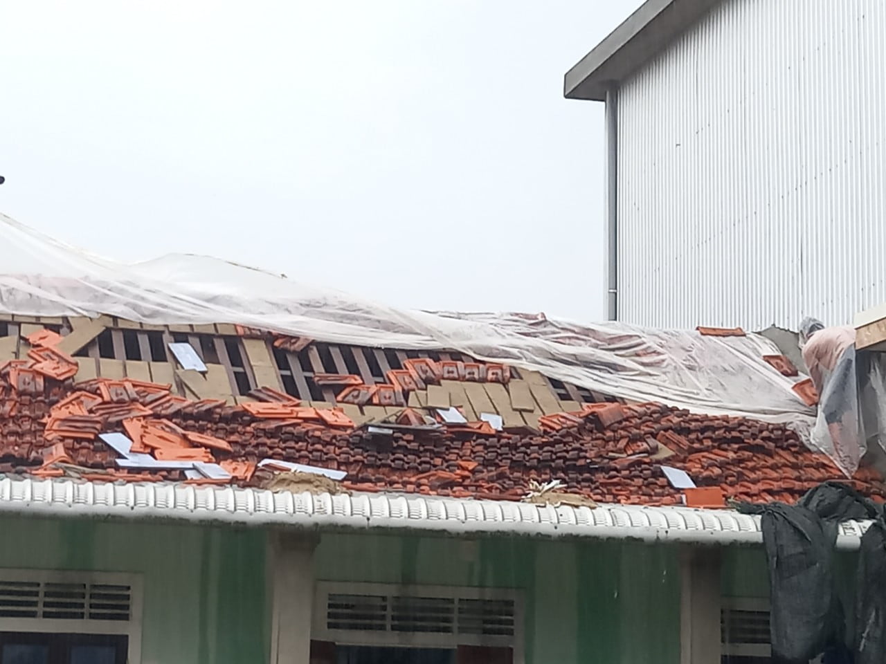 Lốc xoáy cũng diễn ra tại một số địa phương khác trên địa bàn tỉnh Thừa Thiên Huế.