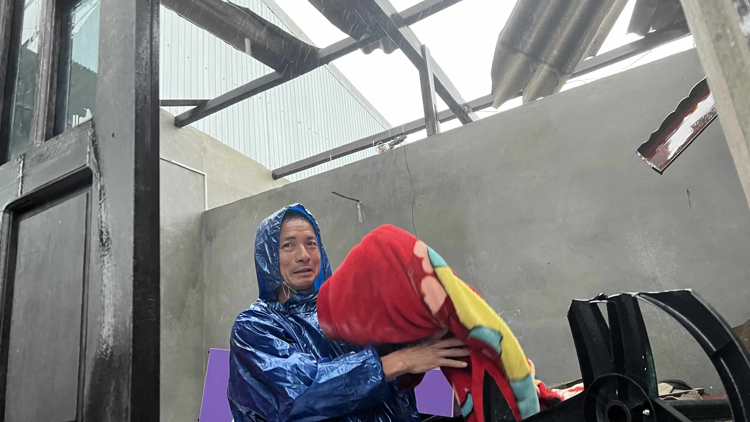 Ngày 25.9, thông tin từ Đồn Biên phòng cửa khẩu Thuận An (Bộ đội Biên phòng Thừa Thiên Huế) cho biết, mưa lớn kèm theo giông mạnh đã làm tốc mái 35 ngôi nhà của người dân tại khu vực xóm Đá, tổ dân phố Hải Tiến, phường Thuận An (TP. Huế).