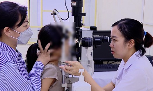 Hiện trên địa bàn tỉnh Ninh Bình có gần 1.200 ca bệnh đau mắt đỏ. Ảnh: Diệu Anh