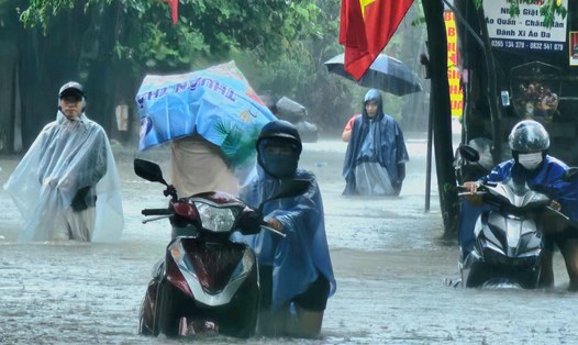 Mưa lớn trong ngày 25.9 khiến nhiều tuyến đường ở Huế ngập úng. Ảnh: Nguyễn Luân