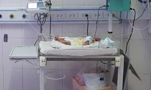 Bé trai sơ sinh bị bỏ rơi được chăm sóc tại Bệnh viện Đa khoa tỉnh Quảng Trị. Ảnh: H.Nguyên.