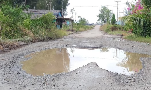Tuyến đường đê Đông - Vĩnh Thịnh, tỉnh Bạc Liêu sau nghiệm thu là xuống cấp. Ảnh: Nhật Hồ
