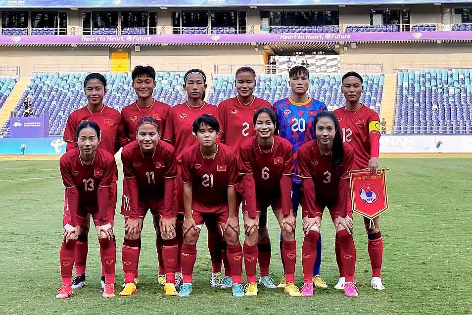 Đội hình tuyển nữ Việt Nam ra sân trận gặp Bangladesh chiều 25.9. Ảnh: VFF