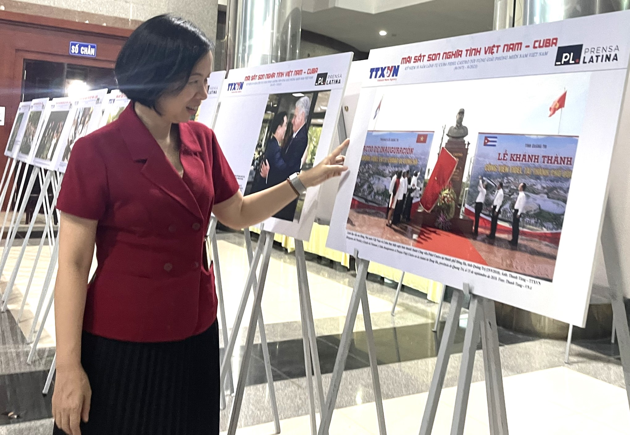 Bà Vũ Việt Trang - Giám đốc Thông tấn xã Việt Nam kiểm tra công tác chuẩn bị sự kiện Trưng bày hình ảnh, tài liệu về chuyến thăm Quảng Trị năm 1973 của Lãnh tụ Cuba Fidel Castro. Ảnh: T.Thủy.