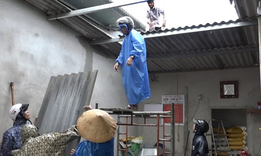 Một ngôi nhà của người dân ở huyện Triệu Phong (tỉnh Quảng Trị) bị tốc mái do lốc xoáy. Ảnh: Cảnh Thu.