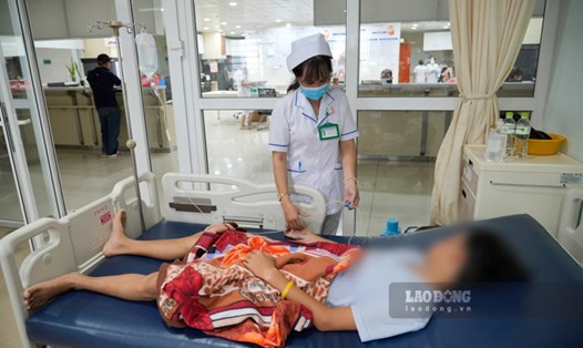 Em học sinh bị đánh đang điều trị tại Bệnh viện Đa khoa tỉnh Kiên Giang. Ảnh: Nguyên Anh