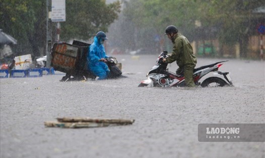 Áp thấp nhiệt đới gây mưa lớn cho các tỉnh miền Trung. Ảnh: Tô Thế
