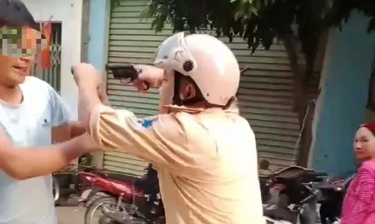 Bị nhóm người vi phạm đuổi đánh, CSGT ở Hà Giang đã phải nổ súng chỉ thiên trấn áp. Ảnh cắt từ clip