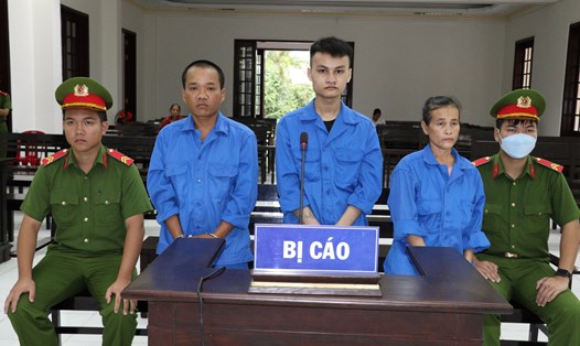 Bị cáo Kiên Chanh Ma Ly, Kim Văn Khải và Thạch Thị Liên tại Tòa (từ trái sang phải). Ảnh: Công an cung cấp. 

