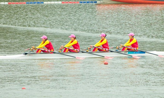 Đội rowing Việt Nam giành huy chương đồng ở nội dung thuyền bốn nữ tại ASIAD 19. Ảnh: Bùi Lượng