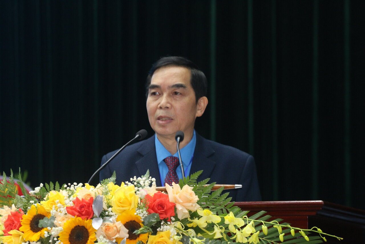 Ông Lường Minh Xuấn - Phó Chủ tịch LĐLĐ tỉnh Sơn La - phát biểu tổng hợp ý kiến, kiến nghị của người lao động. Ảnh: Minh Thành
