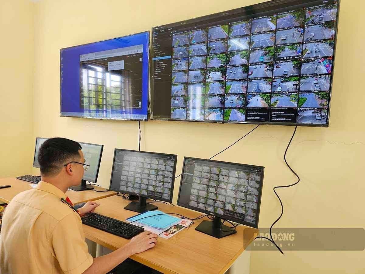 Thiếu tá Nguyễn Trung Kiên trích xuất dữ liệu xử lý lỗi vi phạm trật tự an toàn giao thông qua hệ thống camera giám sát. Ảnh: Bảo Nguyên