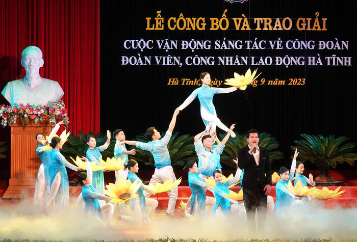 Công diễn tác phẩm “Công đoàn Hà Tĩnh tôi yêu” của nhạc sĩ Phương Bắc đạt giải B tại cuộc thi. Ảnh: Trần Tuấn.
