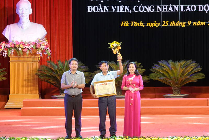 Trao giải B về sáng tác thơ cho tác giả Doãn Việt với tác phẩm “Đêm thức”. Ảnh: Trần Tuấn.