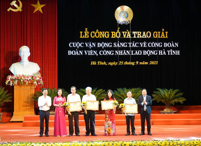 Trao giải khuyến khích sáng tác thơ. Ảnh: Trần Tuấn.