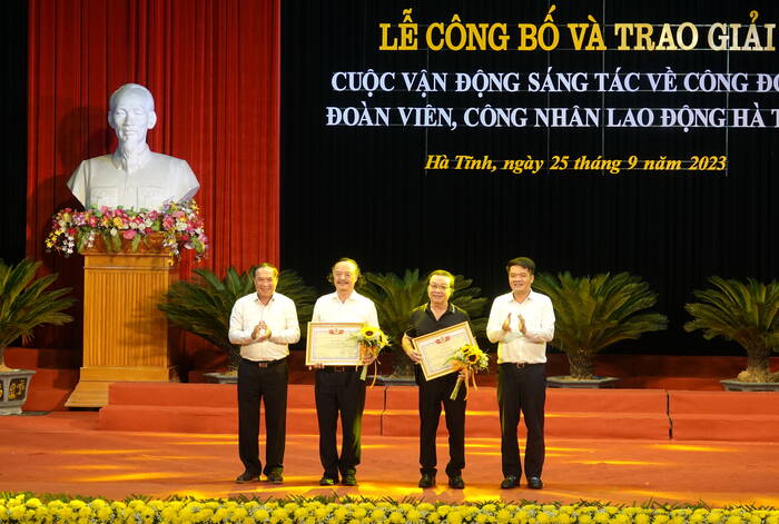 Trao giải C về sáng tác ca khúc. Ảnh: Trần Tuấn.