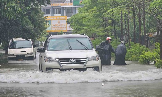 Mưa lớn hôm 25.9 khiến nhiều tuyến đường tại thành phố Huế bị ngập nước. Ảnh: Nguyễn Luân.