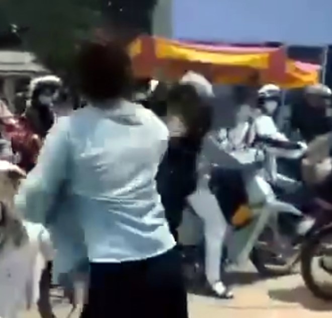 Nữ sinh đánh bạn bằng mũ bảo hiểm tại Bạc Liêu gây xôn xao dư luận. Ảnh: cắt từ clip