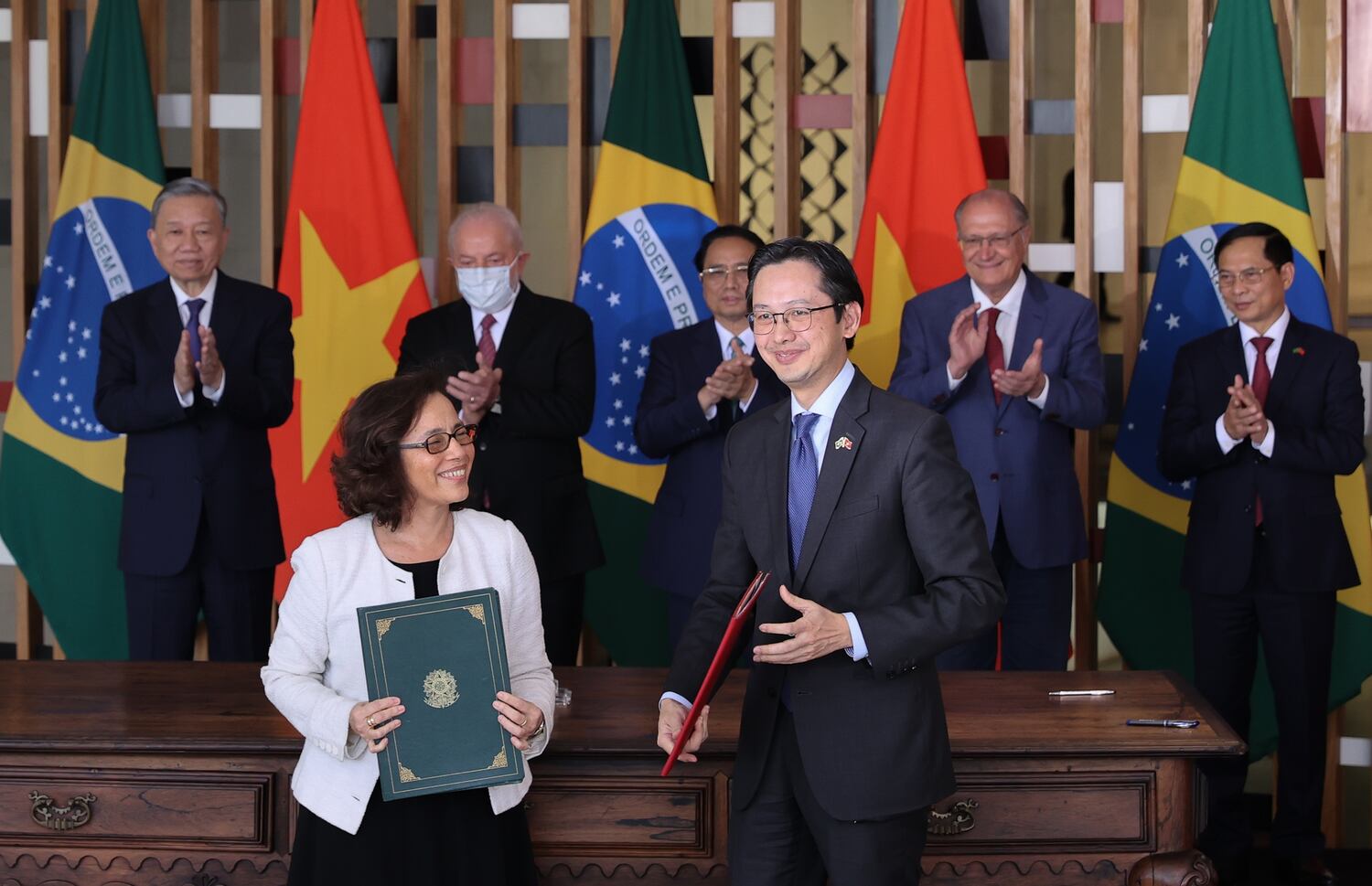 Thủ tướng Chính phủ Phạm Minh Chính và Tổng thống Brazil chứng kiến lễ ký văn bản hợp tác giữa hai nước trong các lĩnh vực giáo dục, quốc phòng, nông nghiệp, ngoại giao. Ảnh: VGP