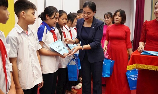 Giám đốc Sở Lao động Thương binh và Xã hội Hà Nội Bạch Liên Hương trao quà Trung thu cho trẻ em trên địa bàn huyện Thạch Thất
