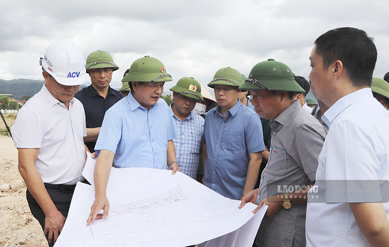 Ông Lê Thành Đô - Chủ tịch UBND tỉnh Điện Biên (thứ 3 bên trái) kiểm tra dự án Sân bay Điện Biên. Ảnh: Thanh Tâm