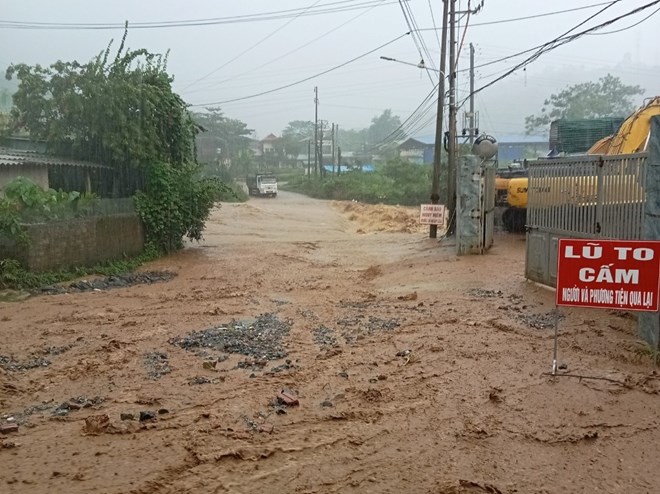 Mưa lớn, cảnh báo lũ quét, sạt lở, sụt lún đất nguy hiểm ở nhiều khu vực