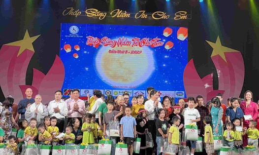 200 trẻ em khuyết tật được trao quà nhân dịp Tết trung thu. Ảnh: Khánh Linh