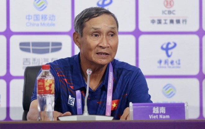 Huấn luyện viên Mai Đức Chung chưa hài lòng về phần thể hiện của các cầu thủ trẻ đội tuyển nữ Việt Nam. Ảnh: VFF