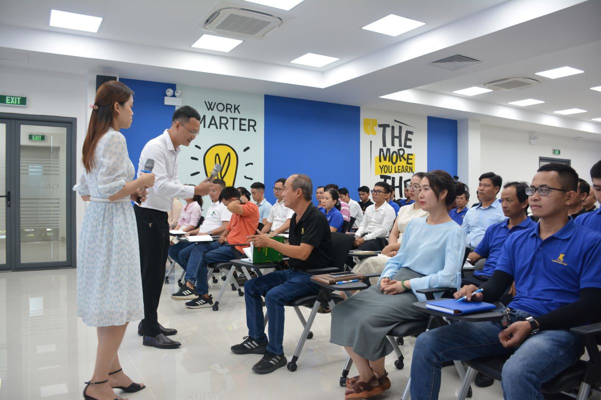 Thanh niên Tổng Công ty Khánh Việt tham gia thuyết trình về giải pháp nâng cao chất lượng sản phẩm. Ảnh: Kiều Hương