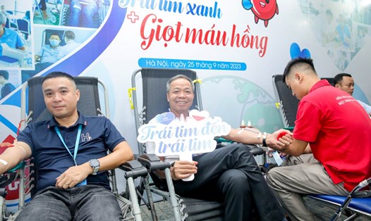 Chủ tịch Nguyễn Trung Chính có mặt từ rất sớm và là một trong những người đầu tiên tham gia hiến máu. Ảnh: CMC