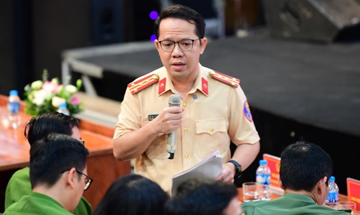Đại tá Nguyễn Quang Nhật thông tin về đấu giá biển số. Ảnh: Quang Việt