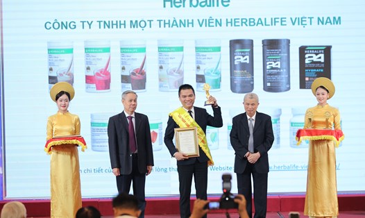 Herbalife VN đạt giải thưởng “Sản phẩm vàng vì sức khỏe cộng đồng năm 2023”. Ảnh DN cung cấp