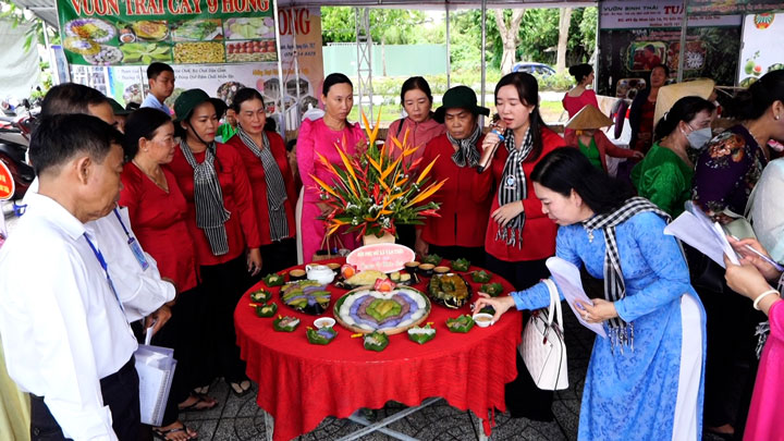 Trong đó, hội thi bánh dân gian thu hút nhiều người dân và du khách đến tham quan, thưởng thức, trải nghiệm và cổ vũ cho các đội thi, làm cho không khí chung của ngày hội thêm vui tươi và đầy màu sắc. 