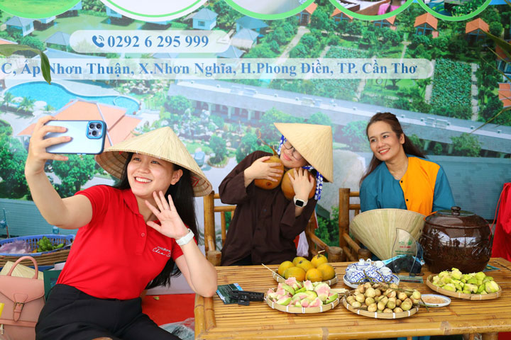 Theo ông Nghĩa, huyện Phong Điền được mệnh danh là “lá phổi xanh” của TP Cần Thơ, là nơi du khách có thể được đắm chìm trong không khí trong lành mát mẻ của thiên nhiên đô thị miền sông nước, thưởng thức những món ăn, món bánh dân gian đậm chất miền Tây Nam bộ.