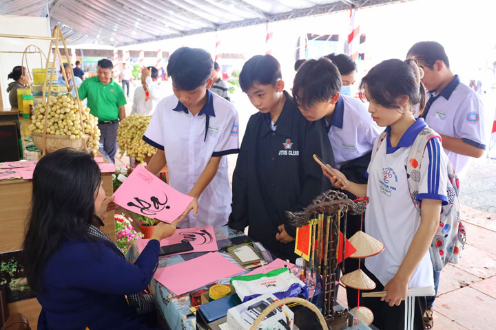 Không gian thư pháp được các bạn học sinh, sinh viên quan tâm học hỏi và trải nghiệm.