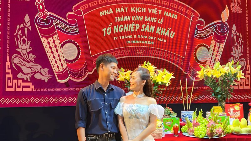 Nghệ sĩ Nhà hát Kịch Việt Nam tổ chức cúng giỗ Tổ ngành sân khấu. Ảnh: Facebook nhân vật.