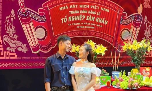 Nghệ sĩ Nhà hát Kịch Việt Nam tổ chức cúng giỗ Tổ ngành sân khấu. Ảnh: Facebook nhân vật.