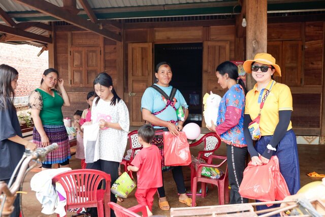 Chương trình “Thắp sáng ước mơ giáo viên và học sinh vùng biên giới” được tổ chức tại tỉnh Đắk Nông. Ảnh: Phan Tuấn