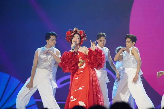 Hoà Minzy trình diễn tại Vietnam Idol 2023. Ảnh: Ban tổ chức