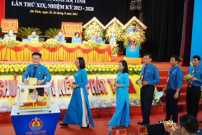 Tại phiên bế mạc, các đại biểu đã bầu 10 đại biểu chính thức, 2 đại biểu dự khuyết đi dự Đại hội XIII Công đoàn Việt Nam. Ảnh: Trần Tuấn.