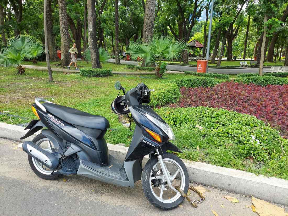 Không có bãi giữ xe, người dân để xe máy dưới lòng đường để vào công viên Hoàng Văn Thụ tập thể dục, vui chơi
