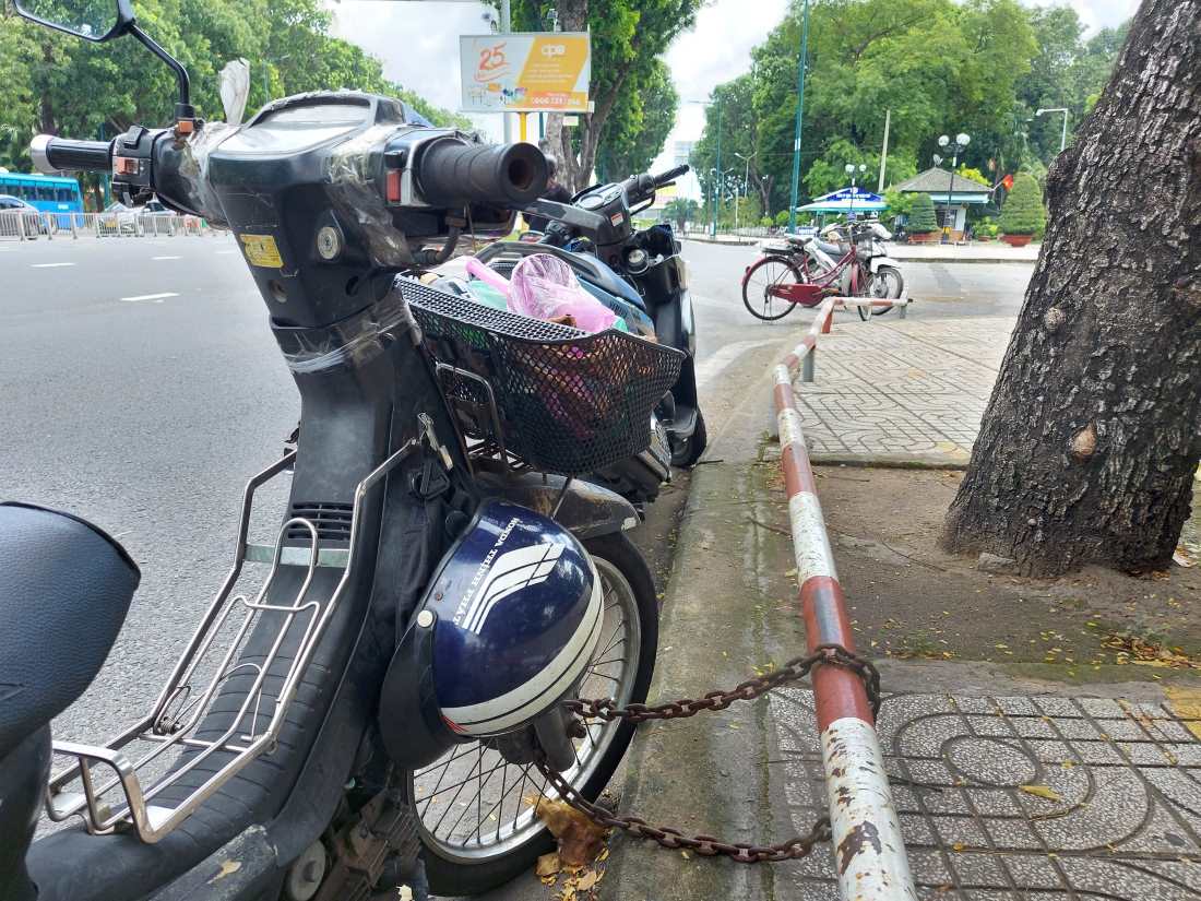 Trong khi đó, tại công viên Gia Định (quận Gò Vấp) do có bãi giữ xe máy nhưng một số người vẫn để xe dưới lòng đường, gây cản trở, mất an toàn giao thông.